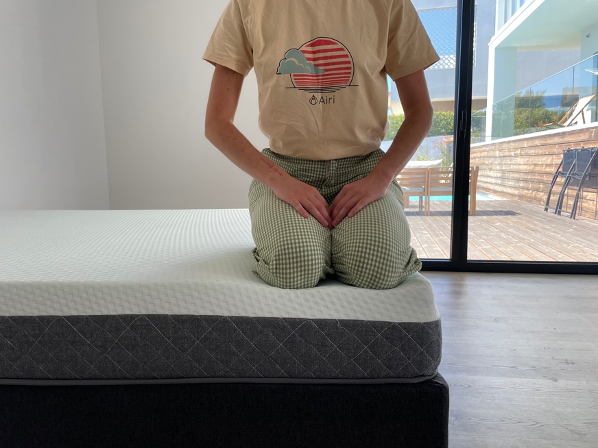 ajoelhar na extremidade do colchão